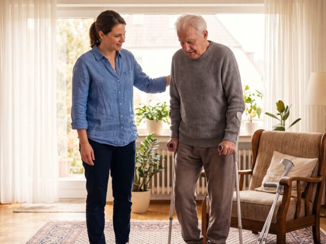 Physiotherapie nach Hüft-TEP: So gelingt Ihre Genesung sicher zuhause