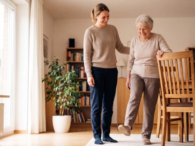 Sturzprophylaxe im Alter: Wie Physiotherapie Sicherheit und Selbstständigkeit verbessert